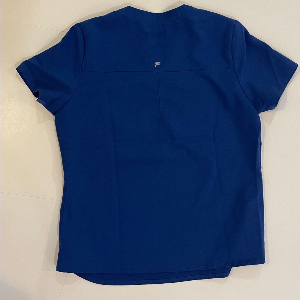 Women’s Fabletics Royal Blue one pocket Scrub top size M - Picture 4 of 4